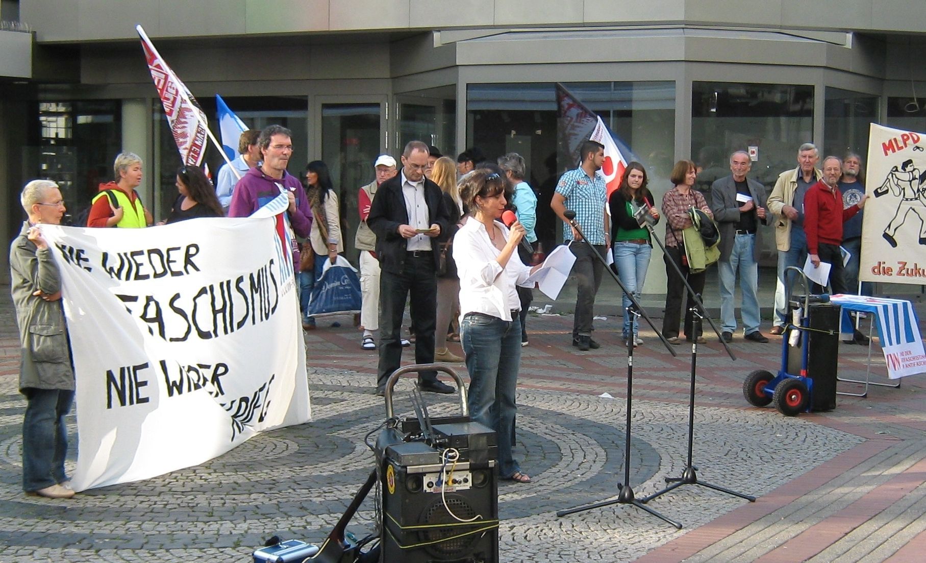 Veranstaltung zum Antikriegstag am 1. September 2011 – im Bild die Sprecherin der Gelsenkirchener Linke, Ayten Kaplan