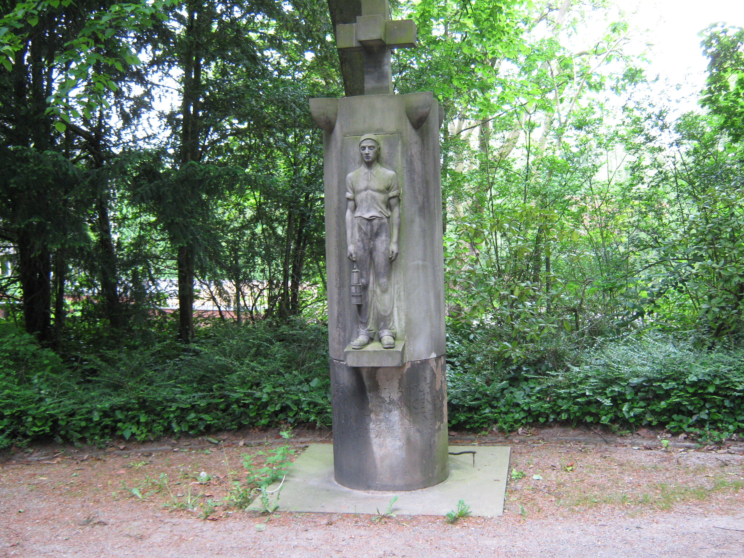 Denkmal zur Erinnerung an die toten Bergleute des Grubenunglücks vom 23. August 1943 auf dem Friedhof Rotthausen