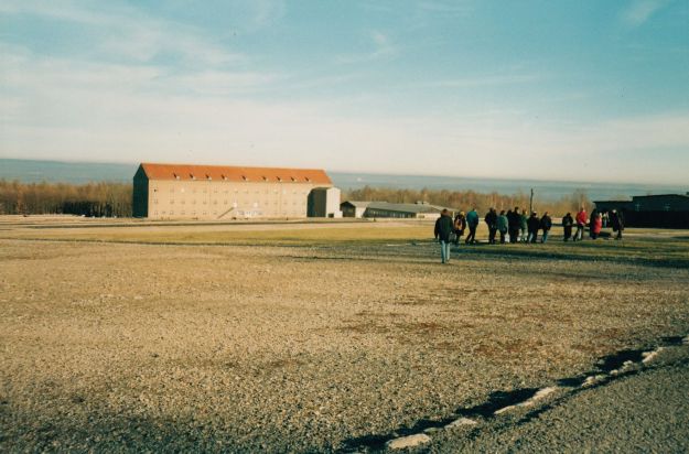 KZ-Gedenkstätte Buchenwald 1998, Besuchergruppe auf dem ehemaligen Appellplatz im ehemaligen Häftlingslager
