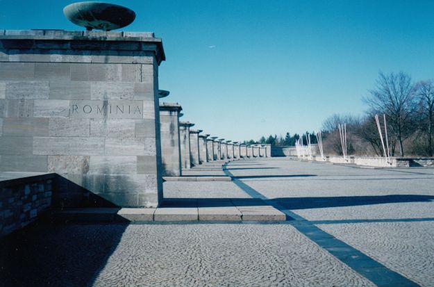 KZ-Gedenkstätte Buchenwald 2000 - Mahnmalsanlage, "Straße der Nationen"