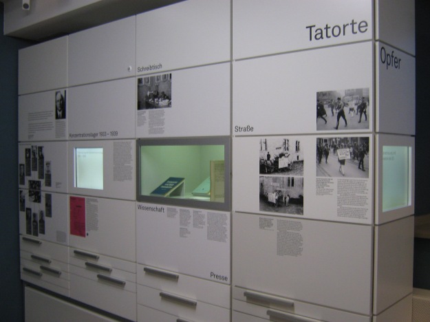 Blick in die Dauerausstellung "Ideologie und Terror der SS" im ehemaligen Wachgebäude