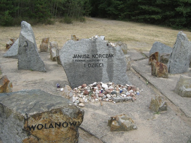 Der einzige personenbezogene Grabstein auf dem Gebiet des symbolischen Friedhofs in Treblinka für Janusz Korczak (Henryk Goldszmit) und die Kinder