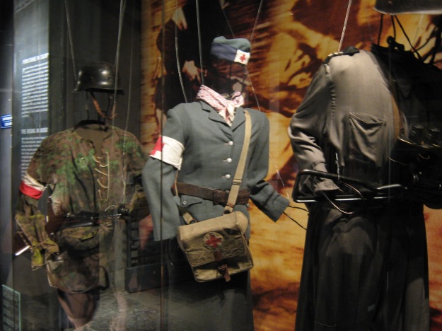 Ausstellung der Uniformen im Museum des Warschauer Aufstandes