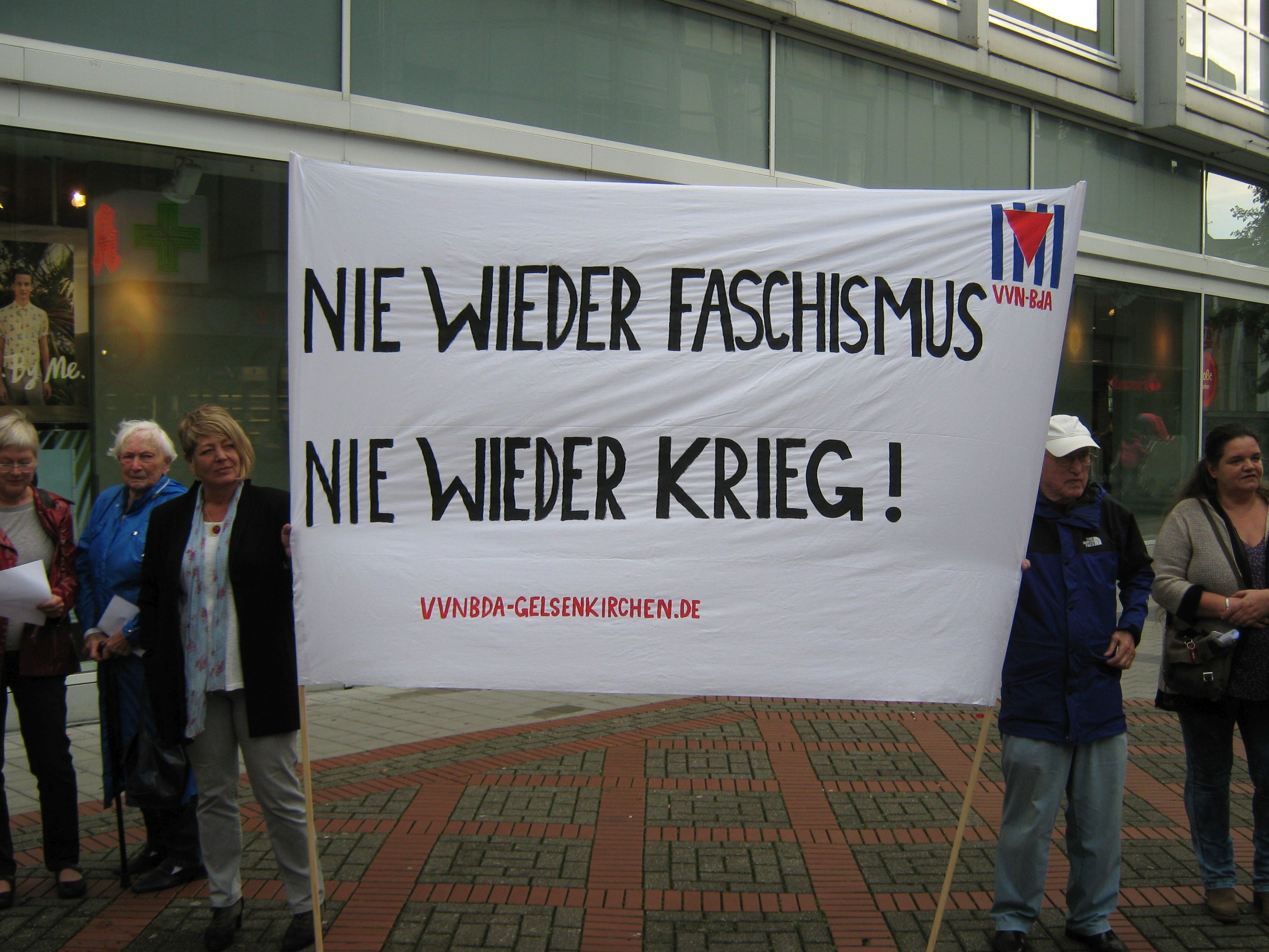 Antikriegstag 2015, das neue Transparent der Gelsenkirchener VVN-BdA, gehalten mit Unterstützung aus der örtlichen Linkspartei (links Ingrid Remmers)