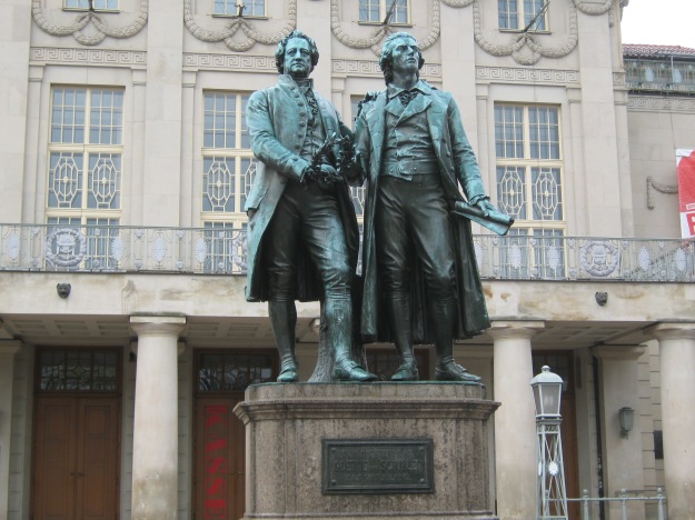 Goethe- und Schiller-Denkmal vor dem Deutschen Nationaltheater Weimar, Theaterplatz 2.