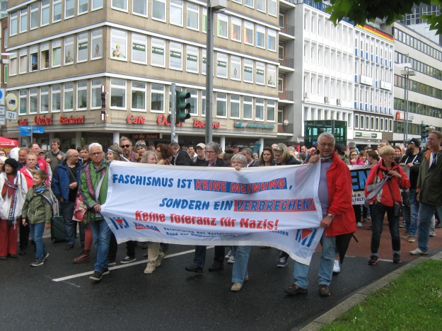 Direkt nach der Sambagruppe folgten Mitglieder der VVN-BdA aus Bochum, Essen und Gelsenkirchen mit dem Transparent aus Essen.