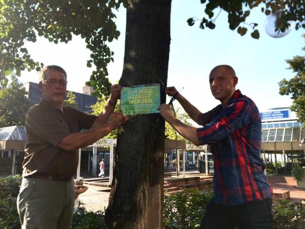 Burkhard Wüllscheidt und Mirco Kranefeld markieren 57 Bäume mit jeweils einem Schild in DIN A4-Größe: "Ich soll gefällt werden!" (Foto: Facebook Bündnis 90/Die Grünen Gelsenkirchen).